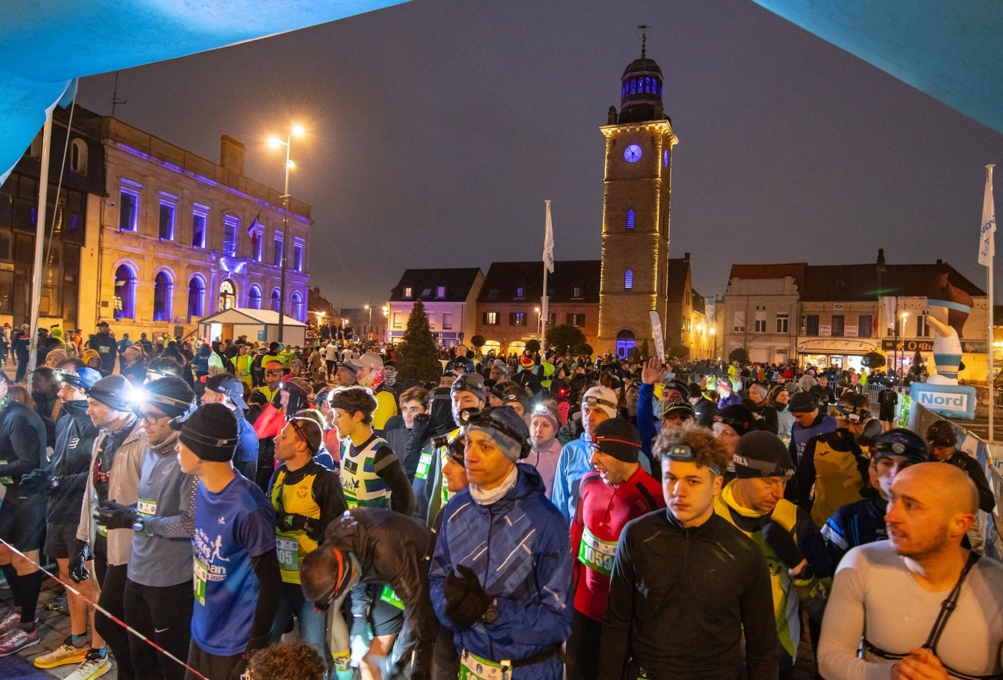 Foule au départ de nuit, beffroi de Gravelines illuminé
