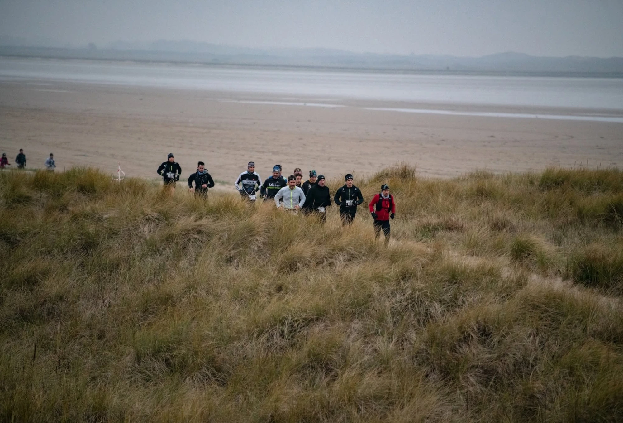 Coureurs dans les dunes de la Mer du Nord