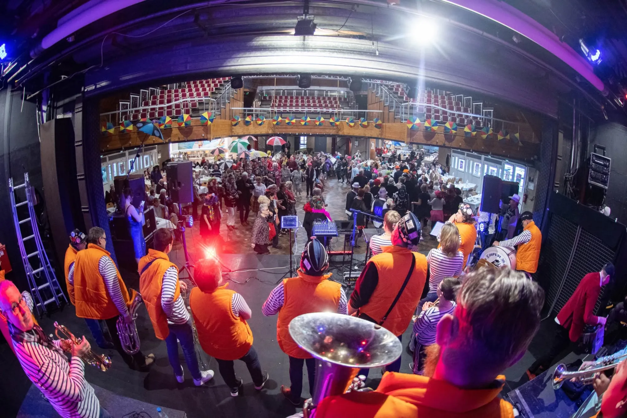 Fanfare en costume de carnaval à la salle des fêtes
